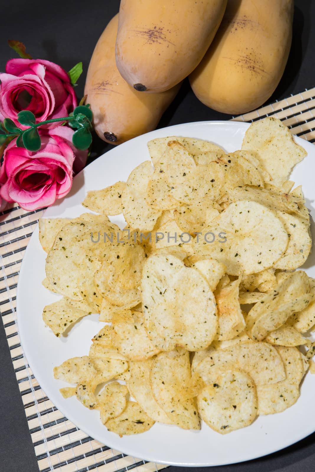 Fried potatoes, cut into pieces, mixed spices.