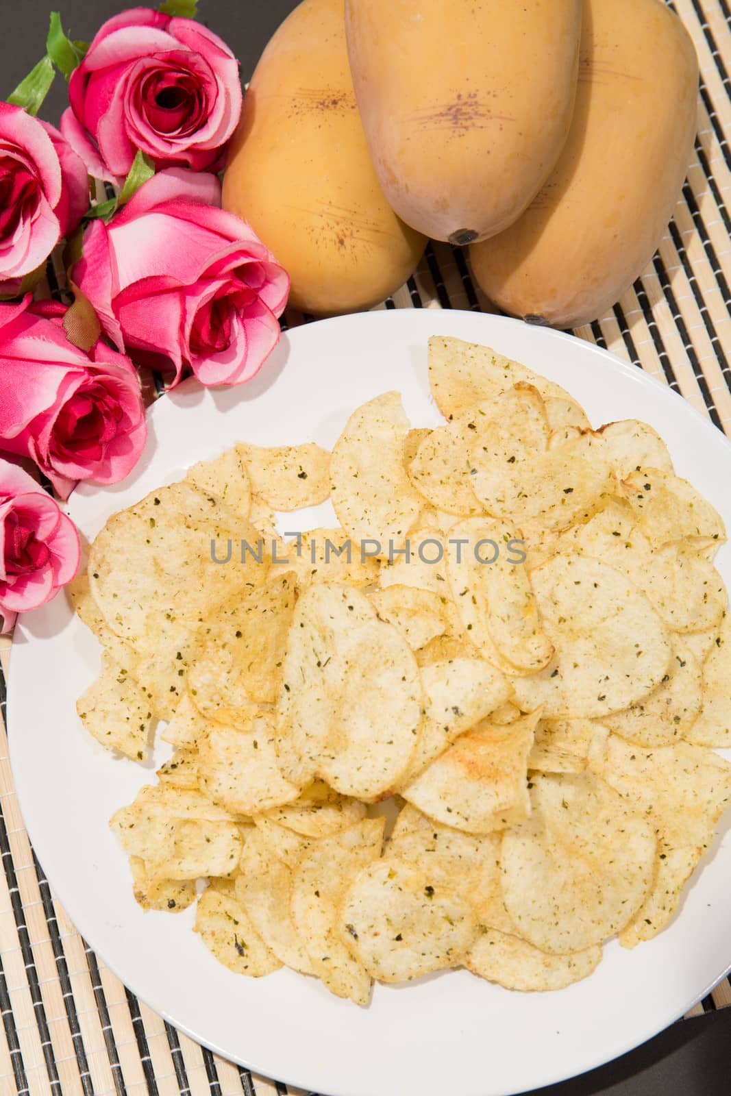 Fried potatoes, cut into pieces, mixed spices.