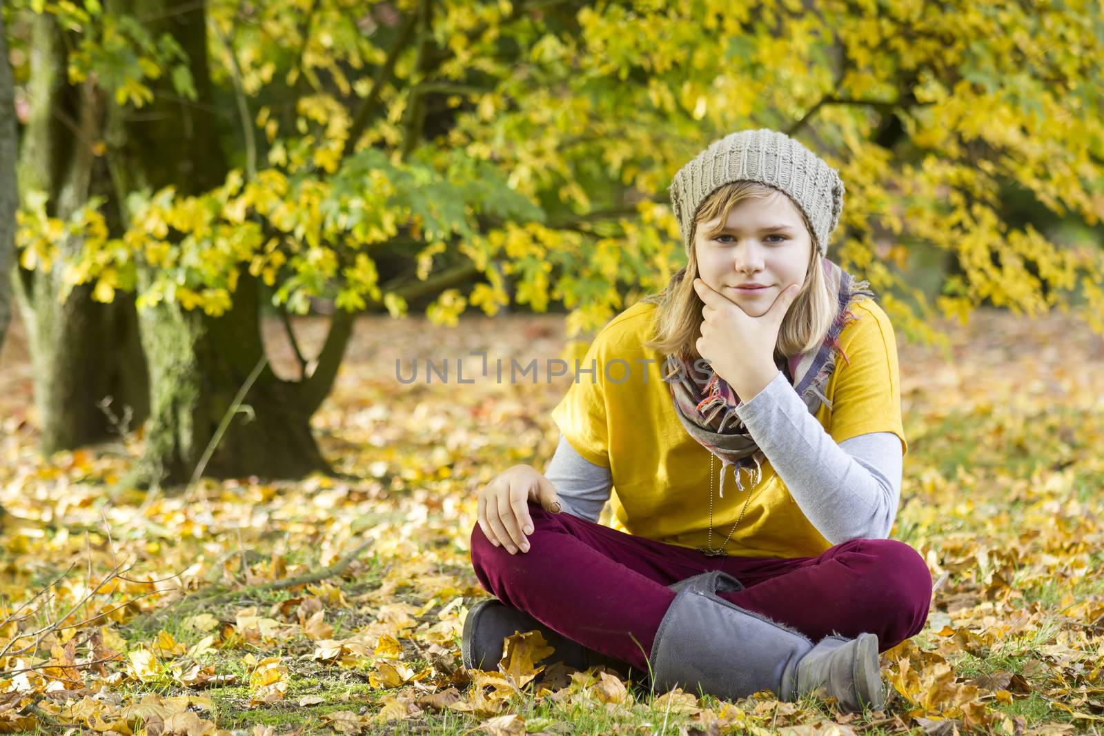young girl in the autumn park