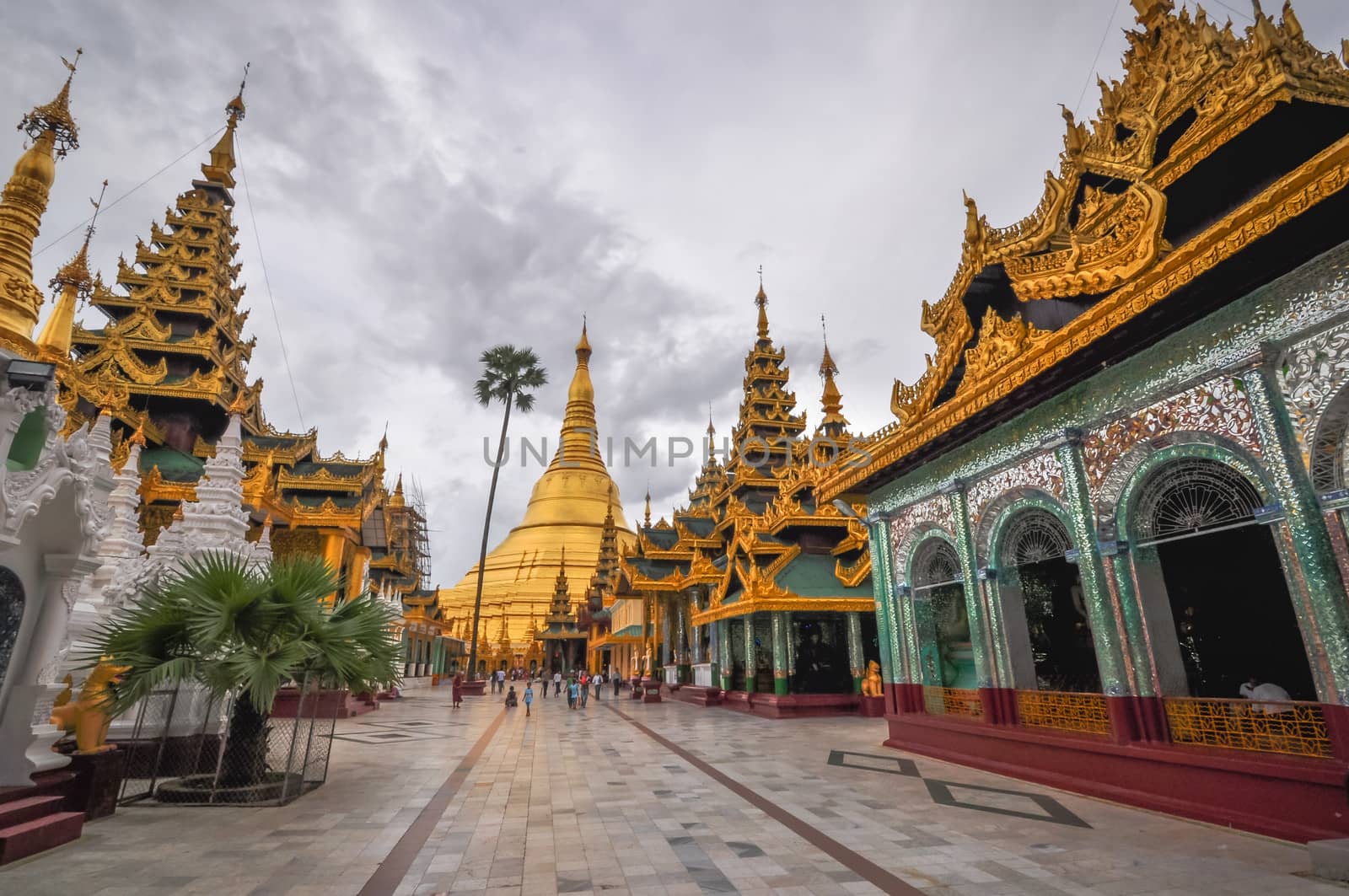 Shwedagon Pagoda Temple in Yango by weltreisendertj