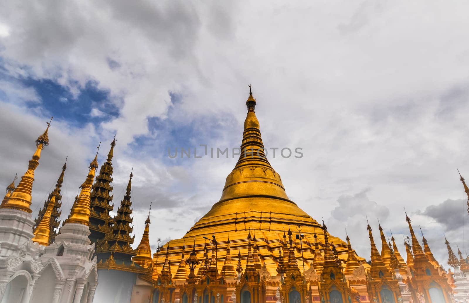 Shwedagon Pagoda(Great Dagon Pagoda) in Yangon, Myanmar by weltreisendertj