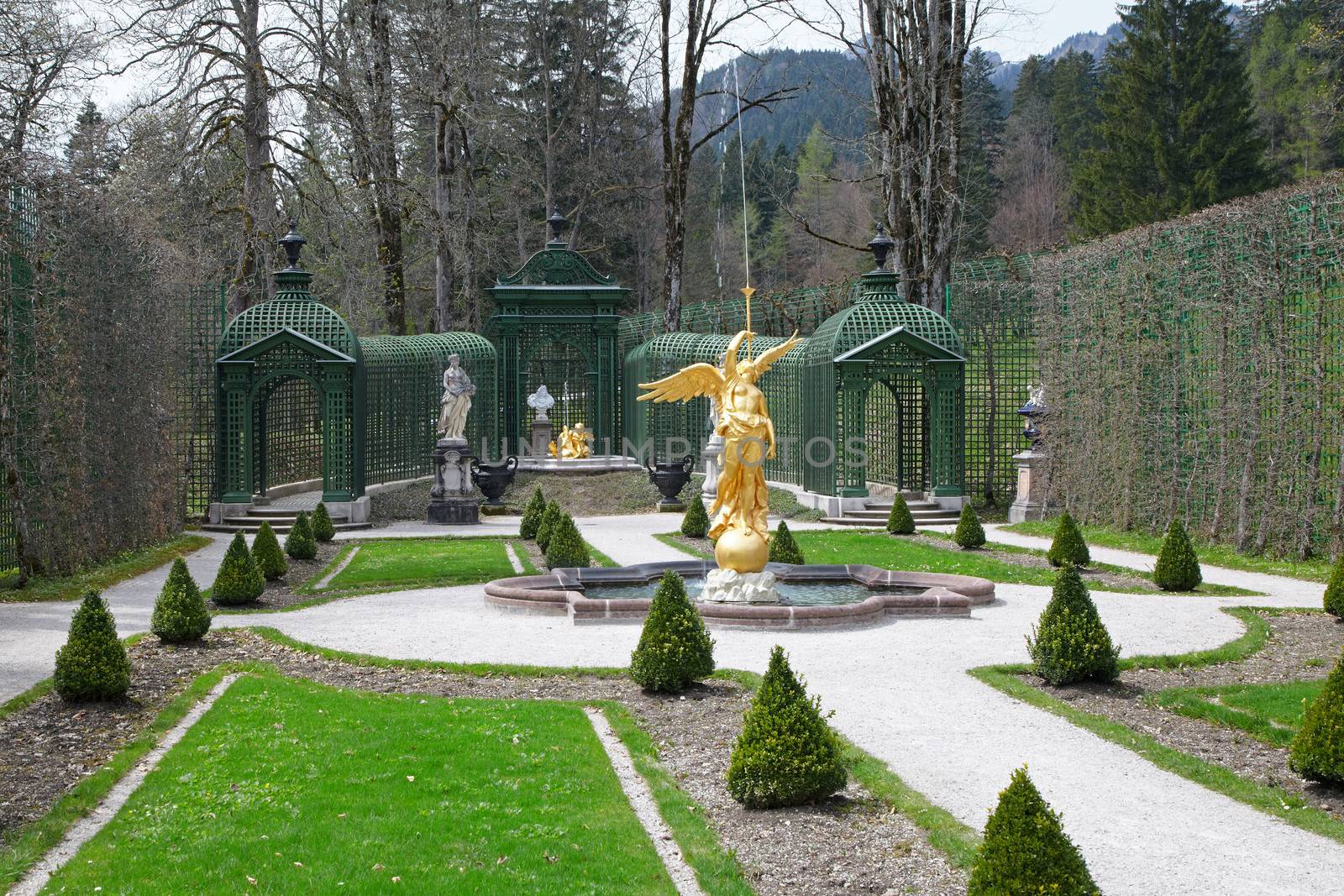 Completed in 1872 as the first of the palace's gardens, the Western Parterre with its colourful flowerbeds is dominated by two gilt fountain figures, Fama, the goddess of fame, and Amor, the god of love, accompanied by dolphins.