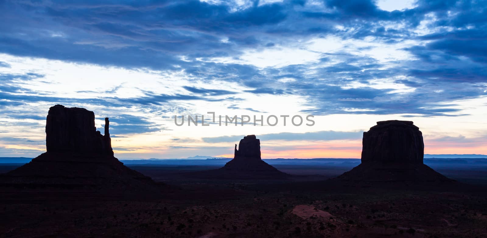 Wonderful colours during sunrise in this iconic view of Monument Valley, USA