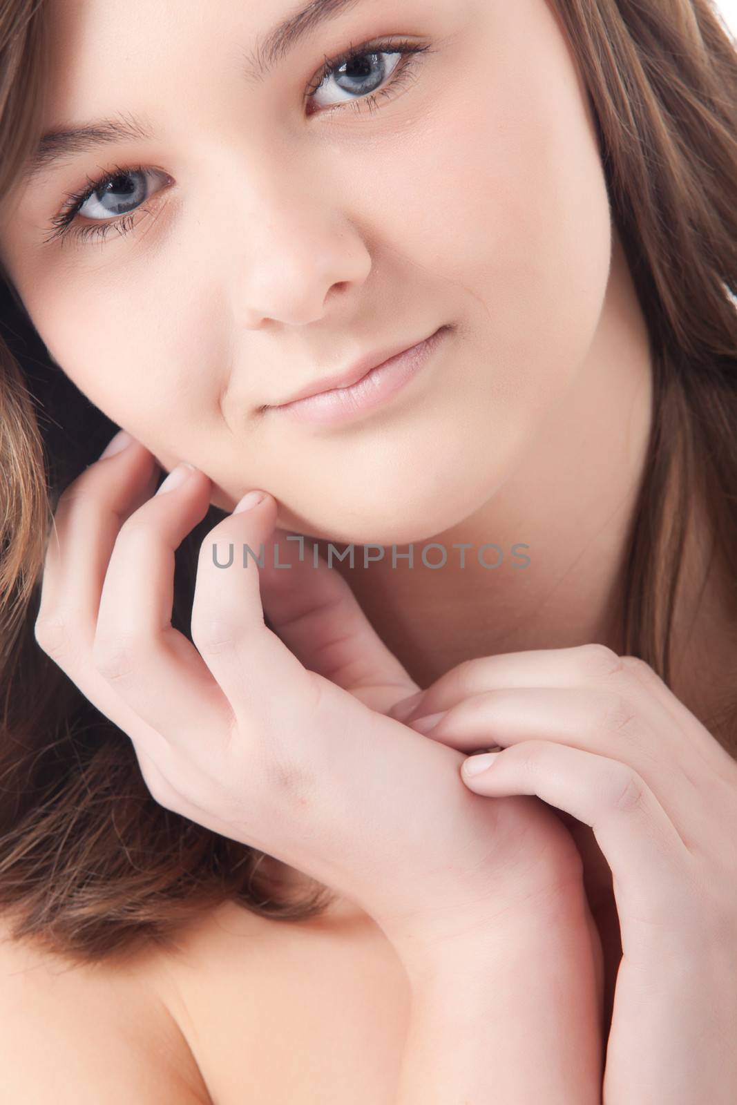 Young teenager in de studio on white