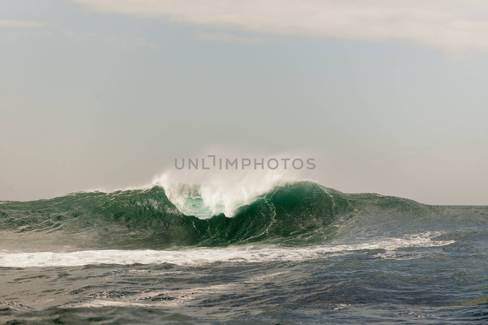 Ocean  with big wave on cloudy day. 