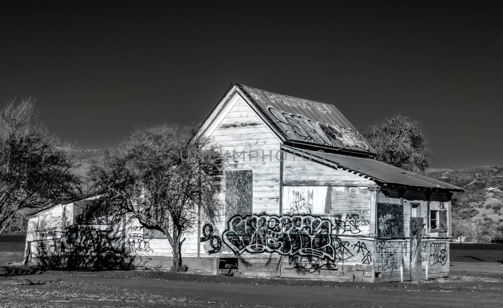 Black and White Abandoned American Farmhouse by wolterk