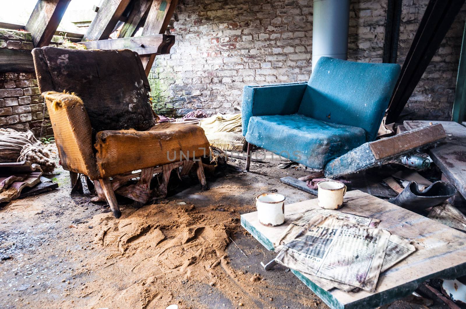 dirty sitting area in an abandoned house