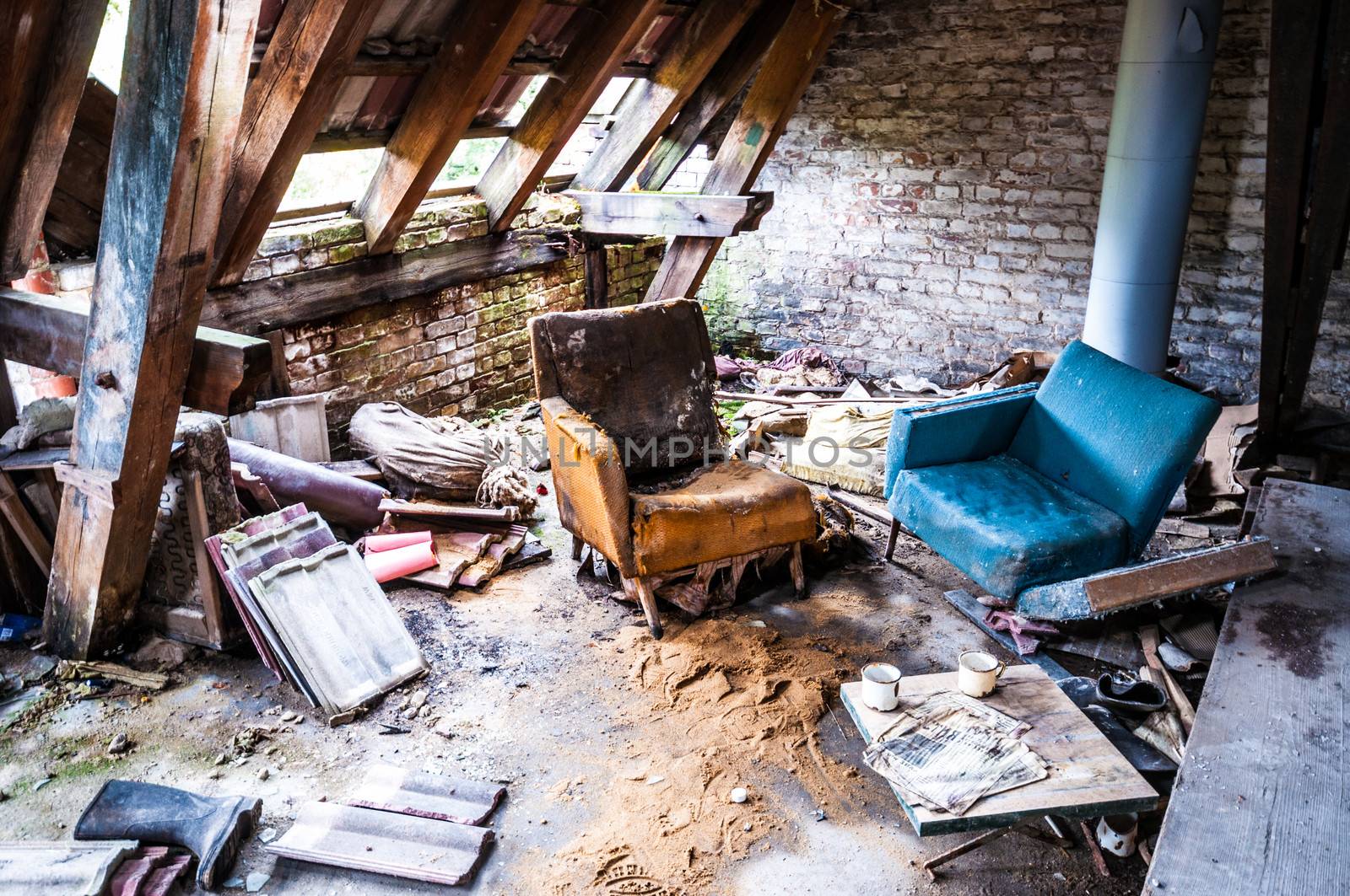 dirty sitting area in an abandoned house