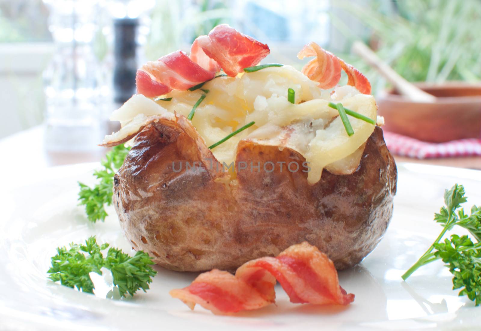 Baked jacket potato with bacon and chives 