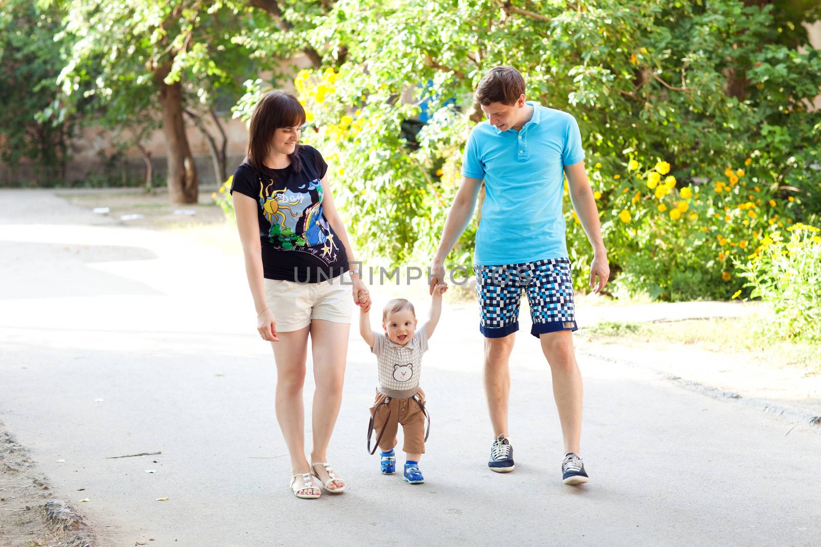 child with mom and dad walking by vsurkov