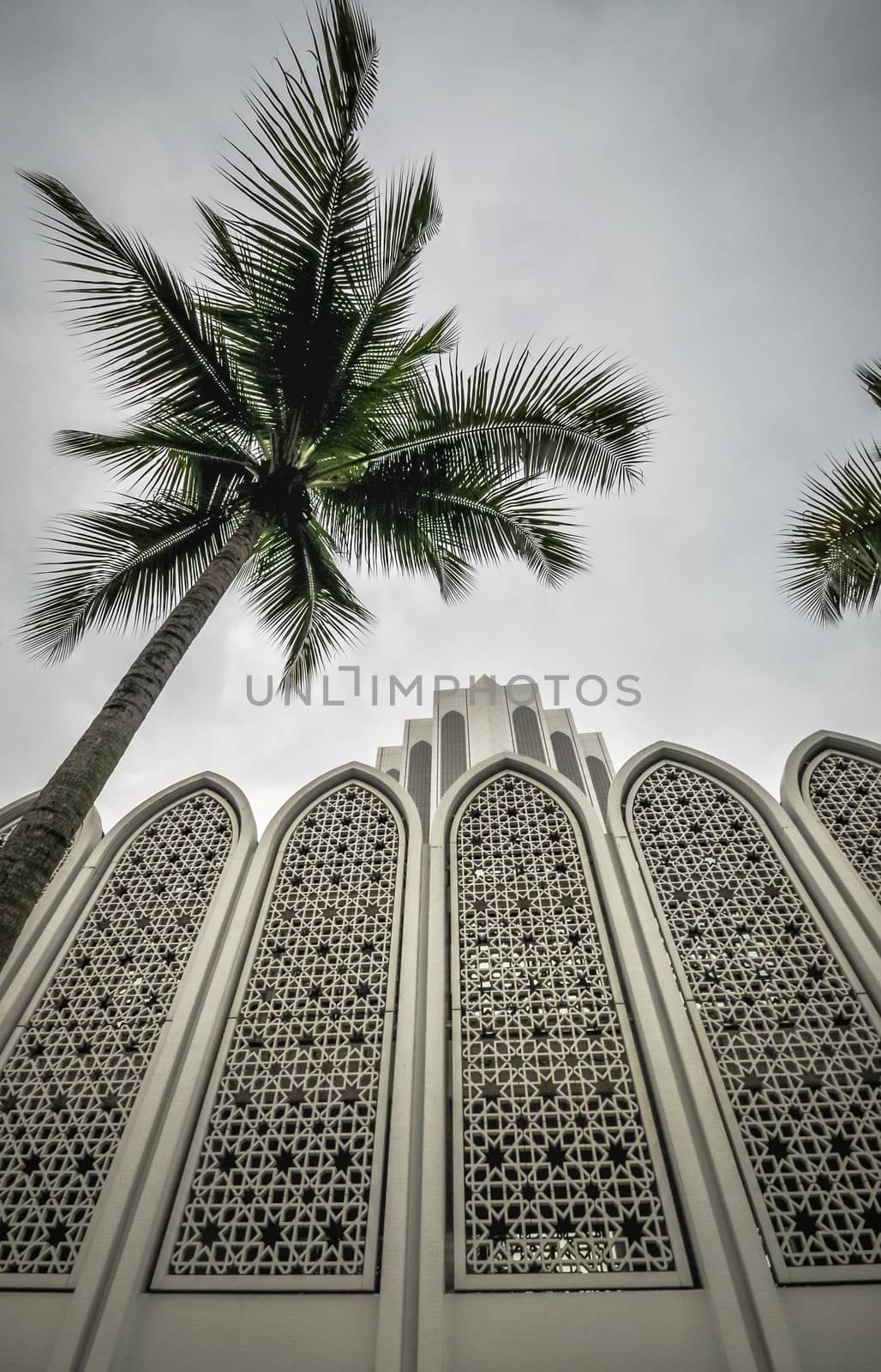 white building in Malaysia, Kuala Lumpur by weltreisendertj