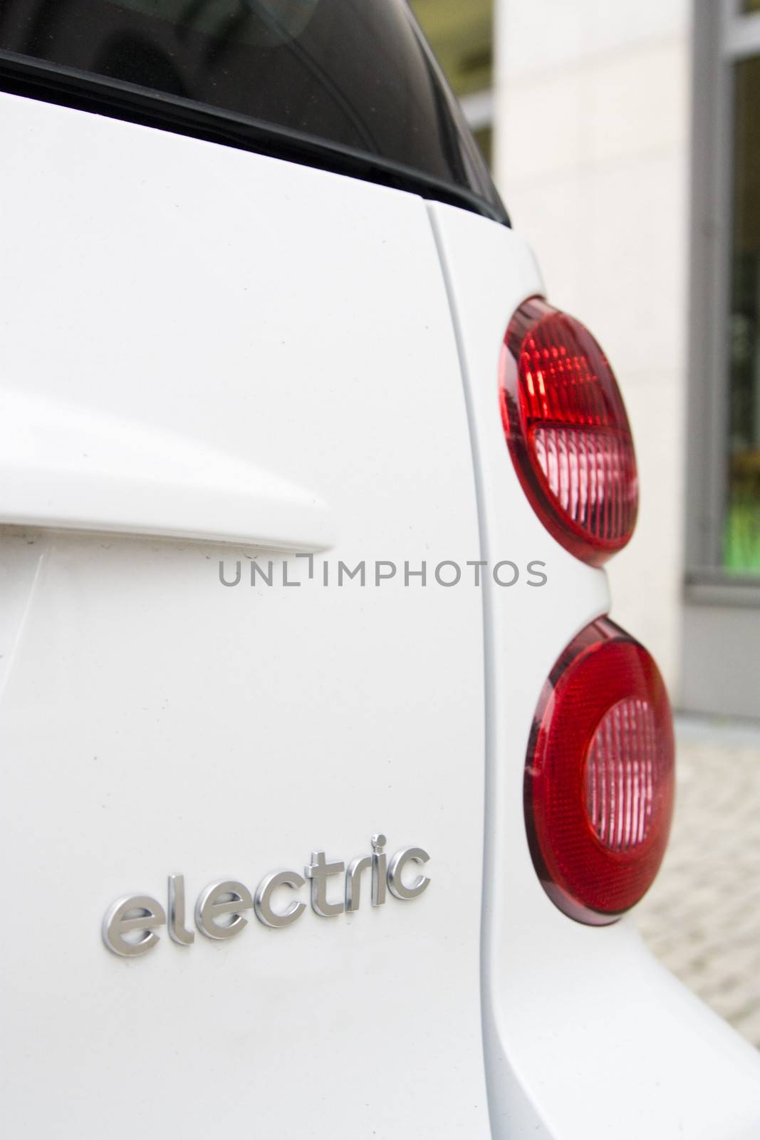 Back of an eletric car by Caracarafoto
