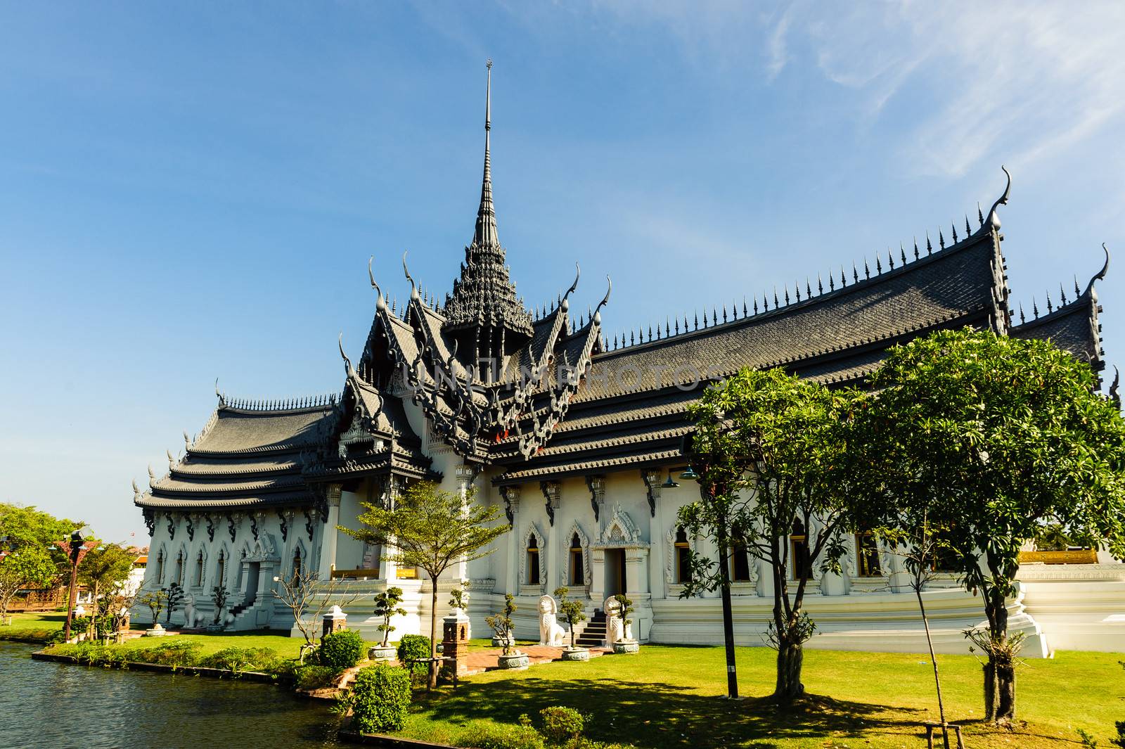 The Ayutthaya style house at Ancient Siam is modeled after the original Khun Phaen House constructed in a pond in the viccinity of the ancient prison located behind Wat Ket, Ayutthaya Province.