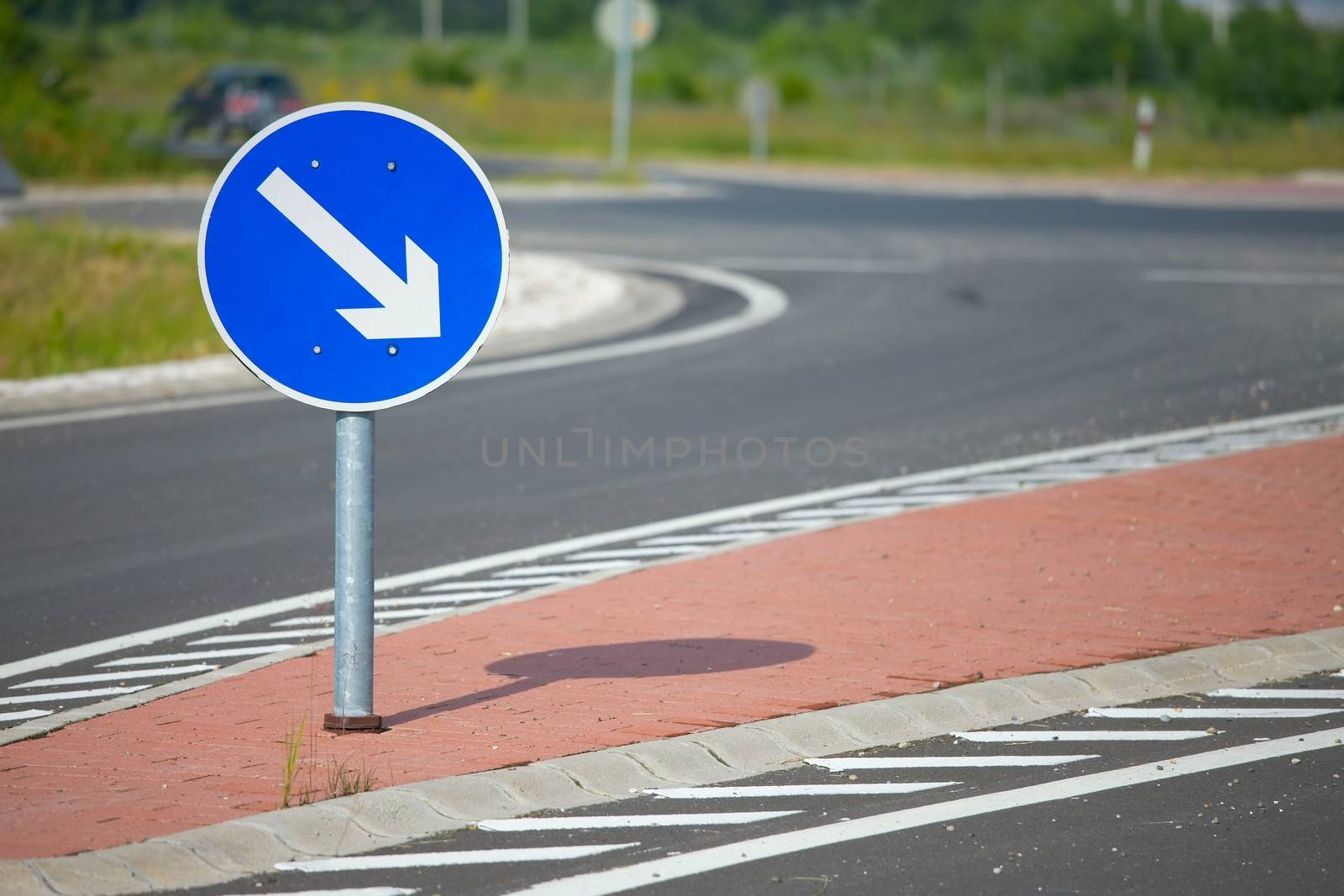 Arrow sign at a roundabout