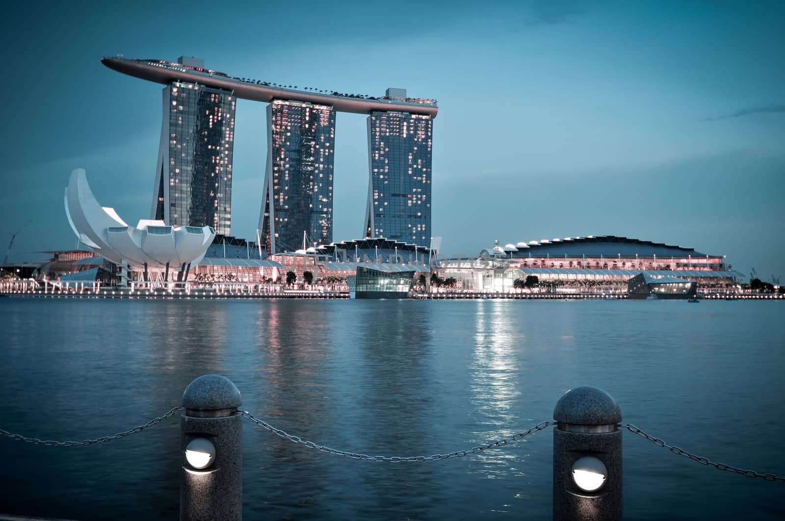 SINGAPORE-MARCH 31: The Marina Bay Sands Resort Hotel on Mar 31, by weltreisendertj