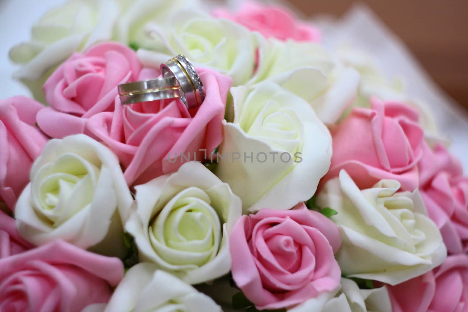 rings on wedding bouquet by mturhanlar