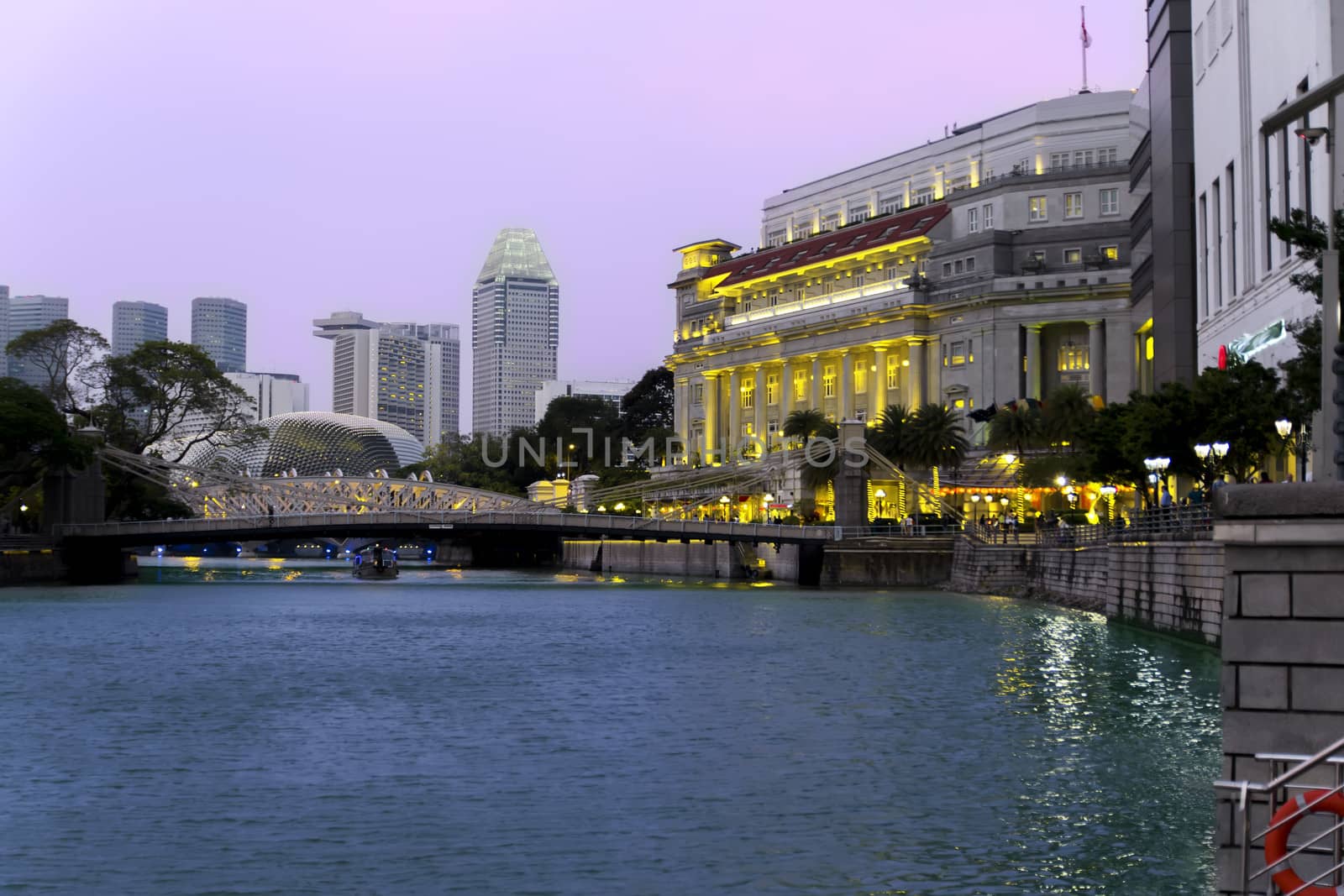 Singapore River, Sundown. Center of Singapore, Anderson Bridge.