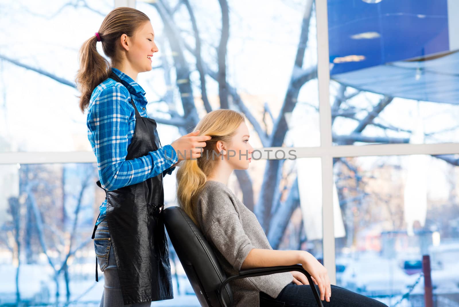 young attractive woman hairdresser hairstyle customer picks