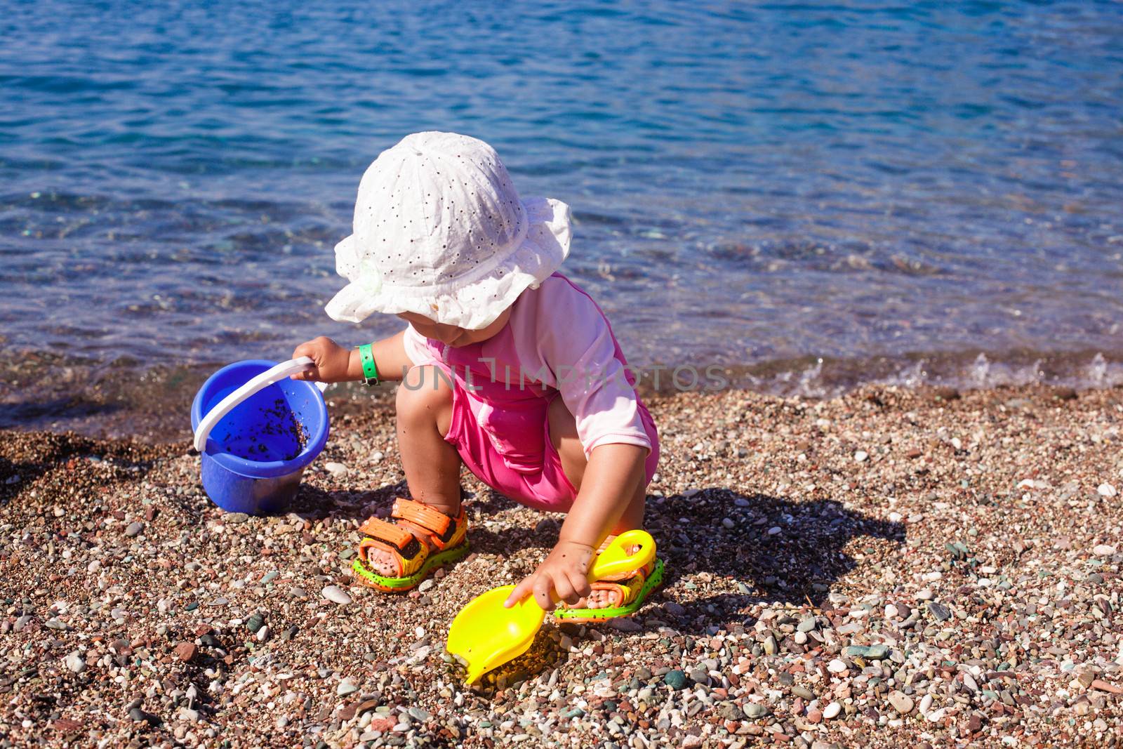 Baby play on seashore by oksix