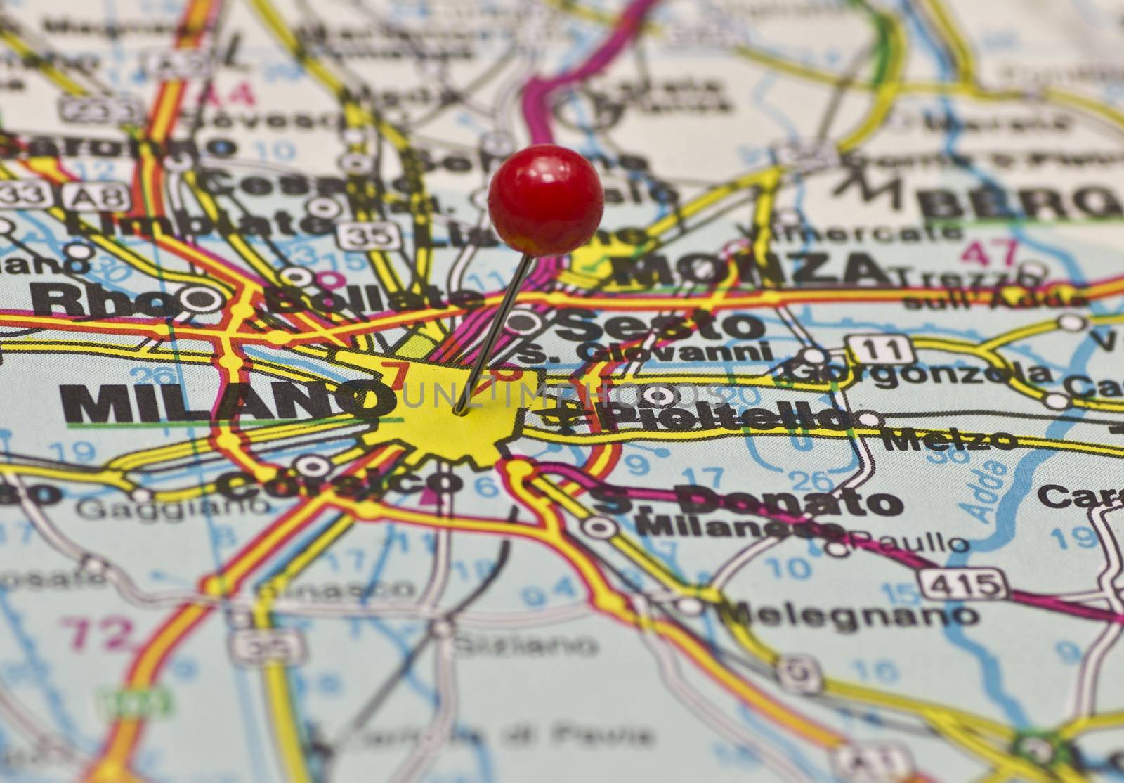 map of milan with a red thumb tack