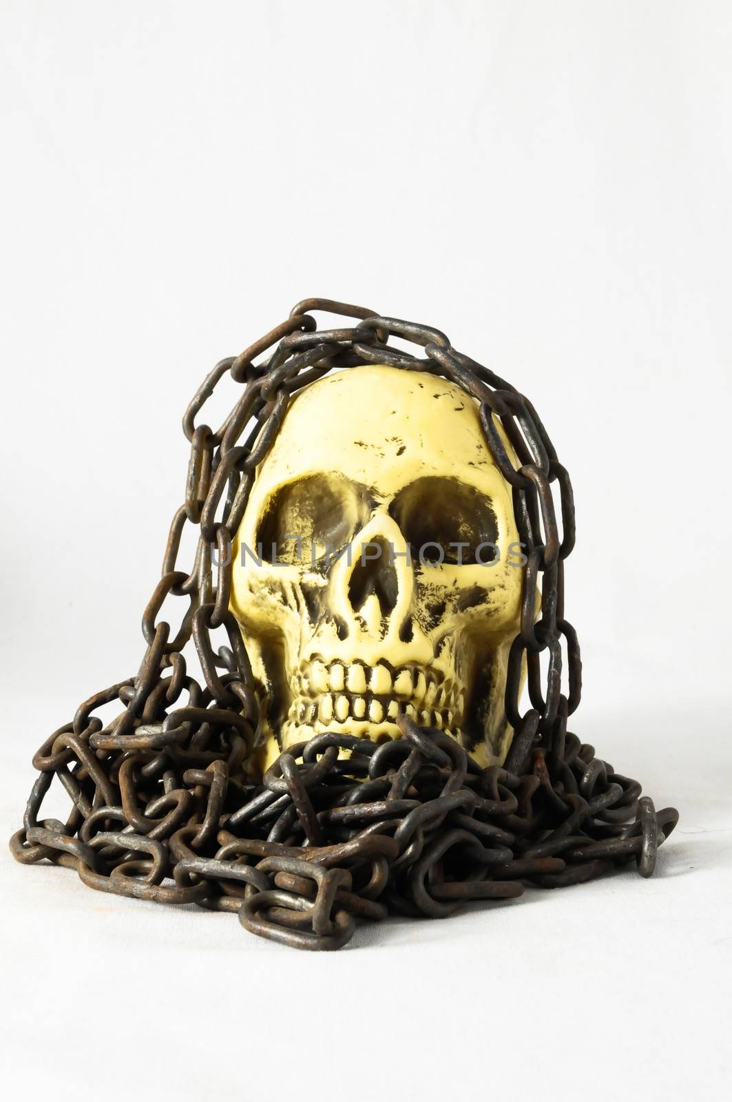 Skull and old Chains by underworld