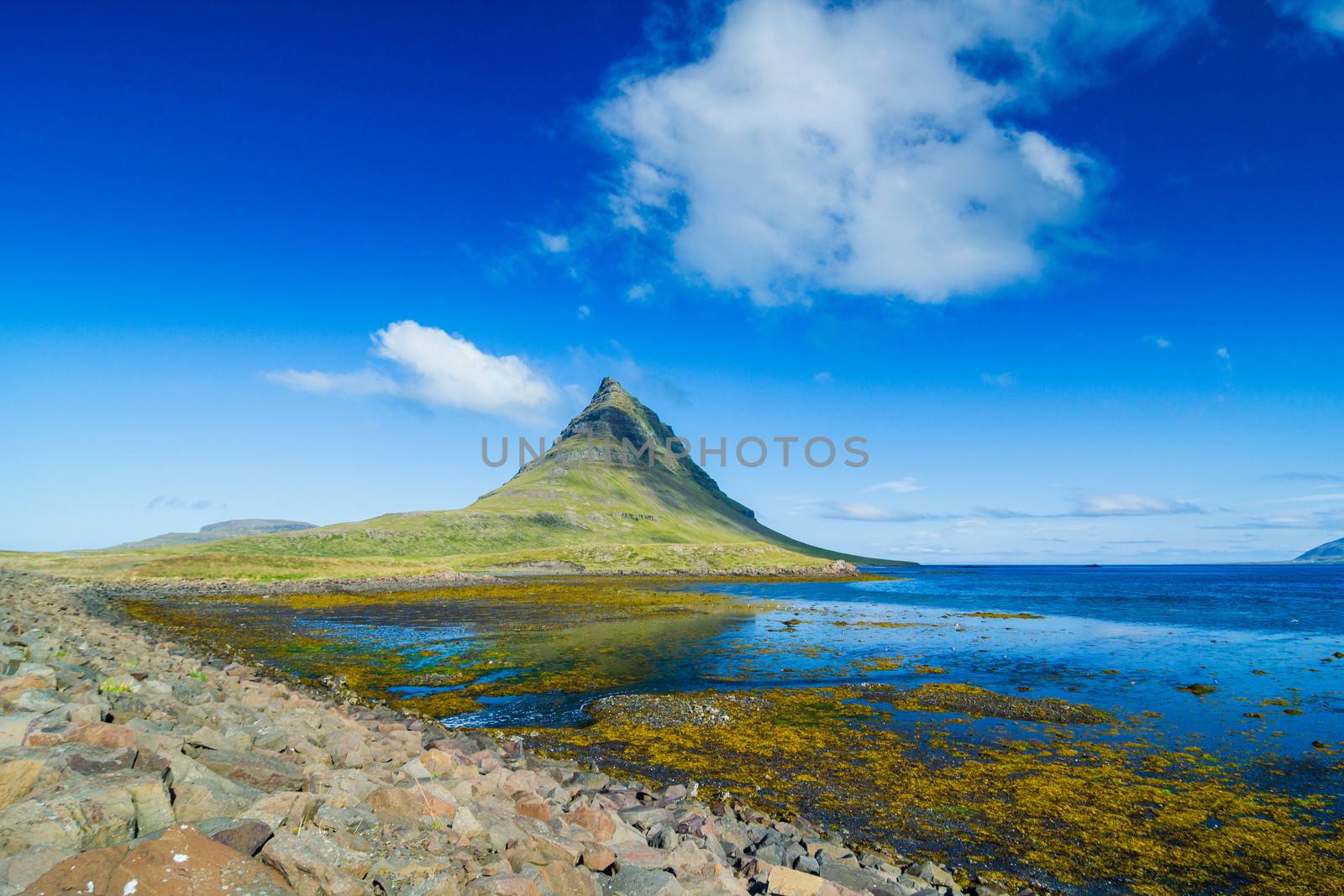 Icelandic Kirkjufell mountain by maxoliki