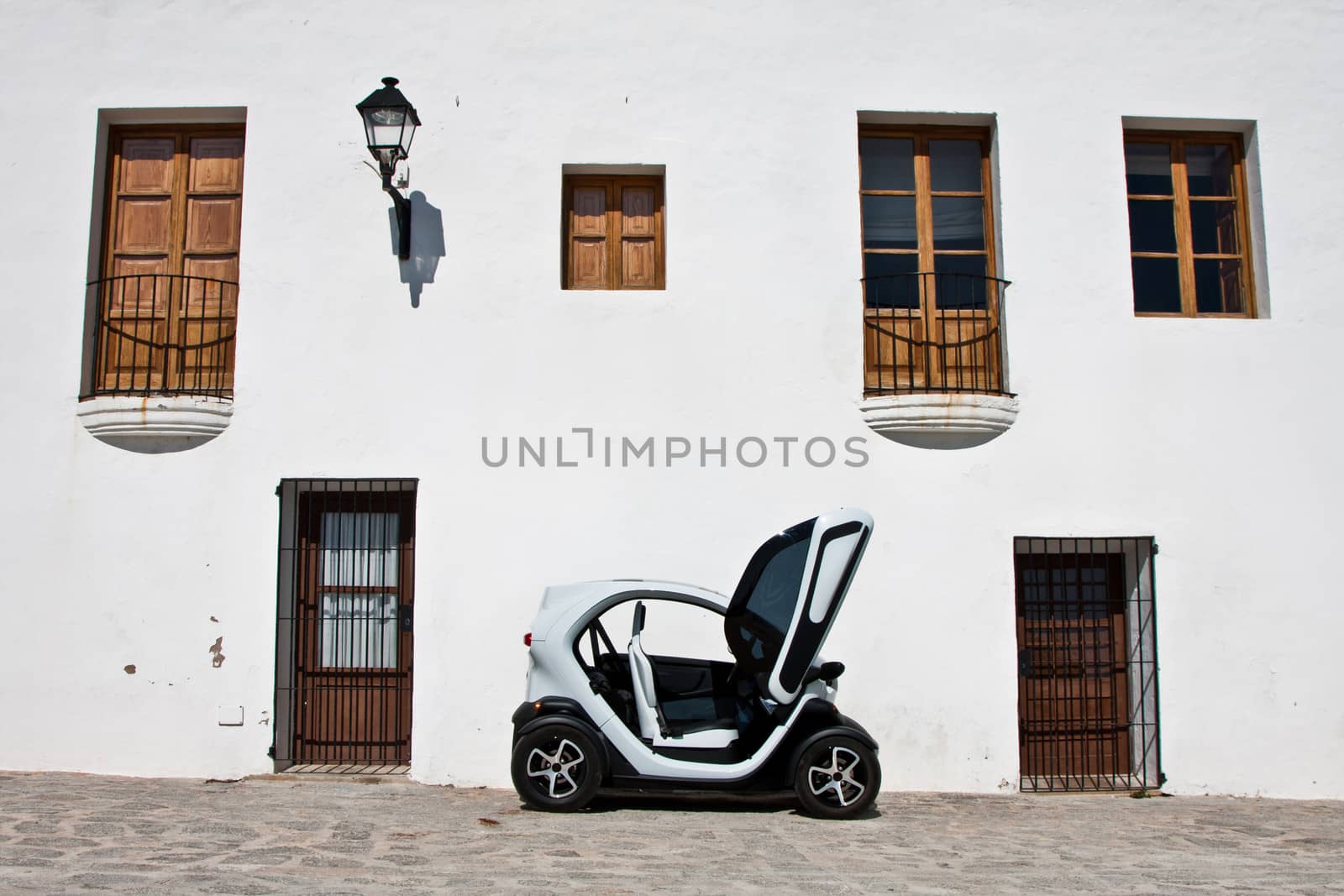 Electric car in the street by Caracarafoto