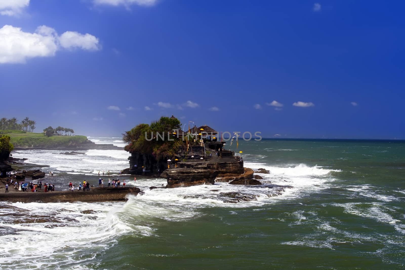 Tanah Lot and Ocean Waves. by GNNick