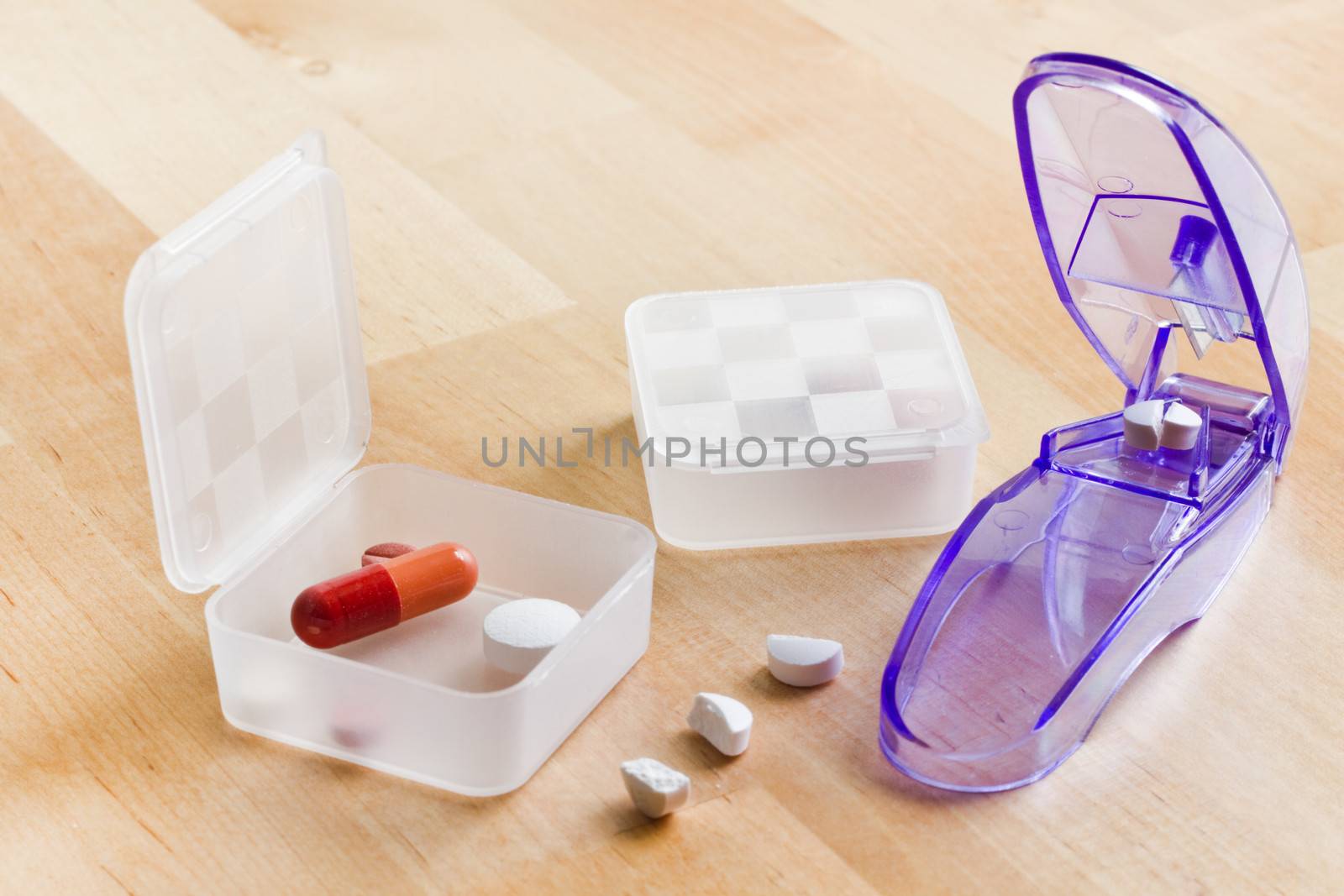 Health care - Sorting out daily medication in pillboxes using pillcutter