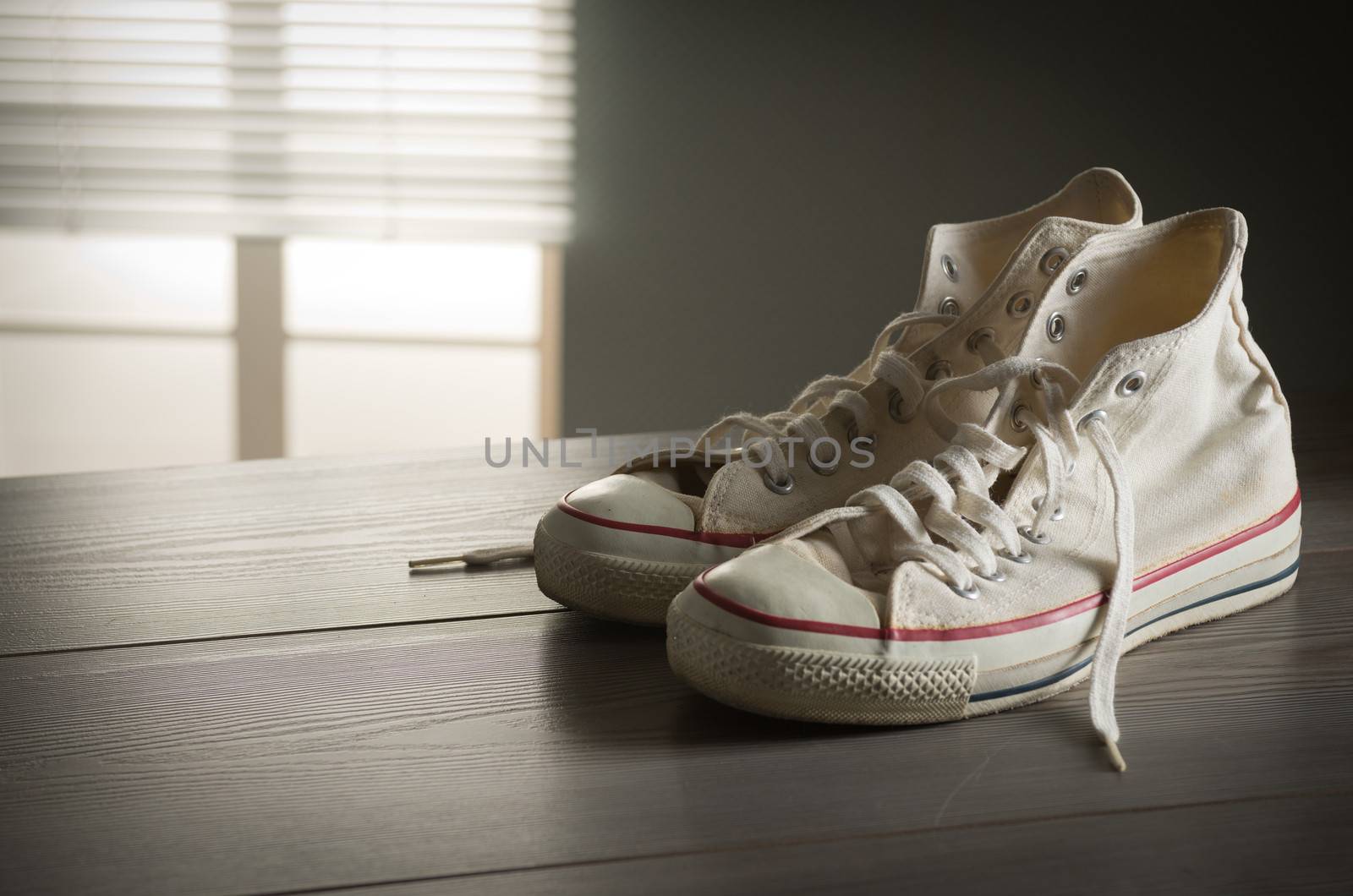 White canvas sneakers by stokkete