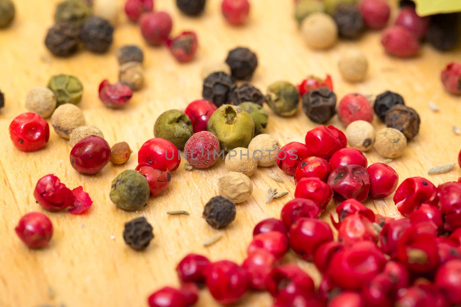 Dry multicolored peppercorn by Discovod