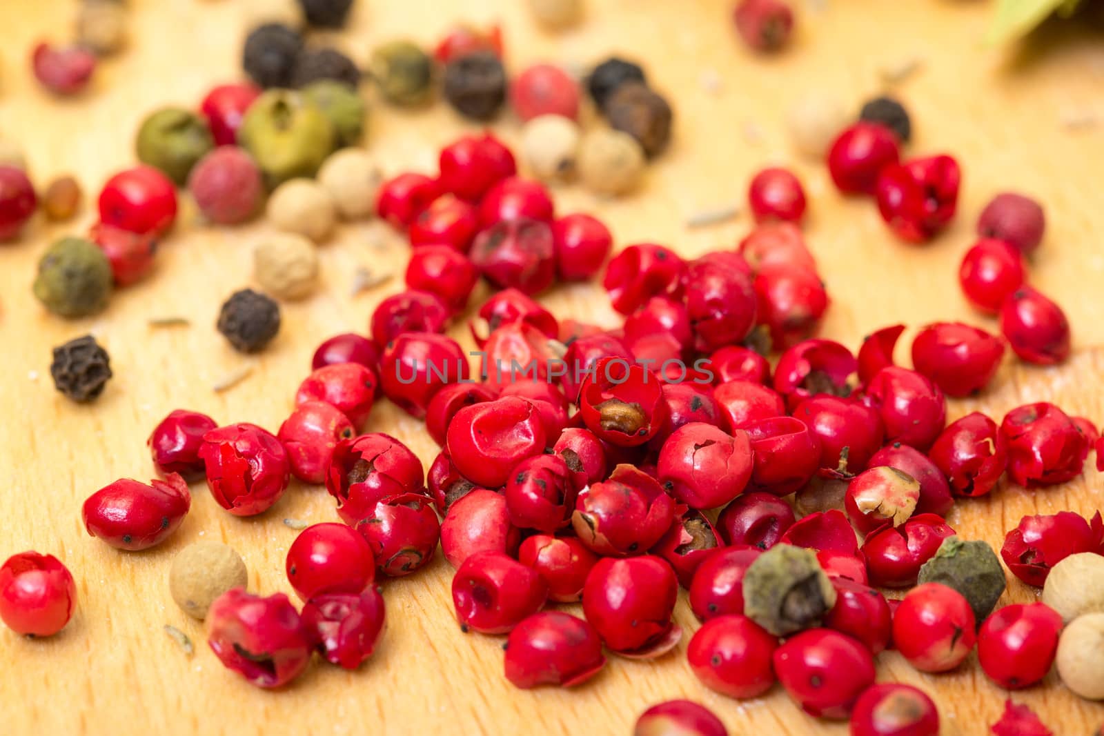Dry multicolored peppercorn by Discovod