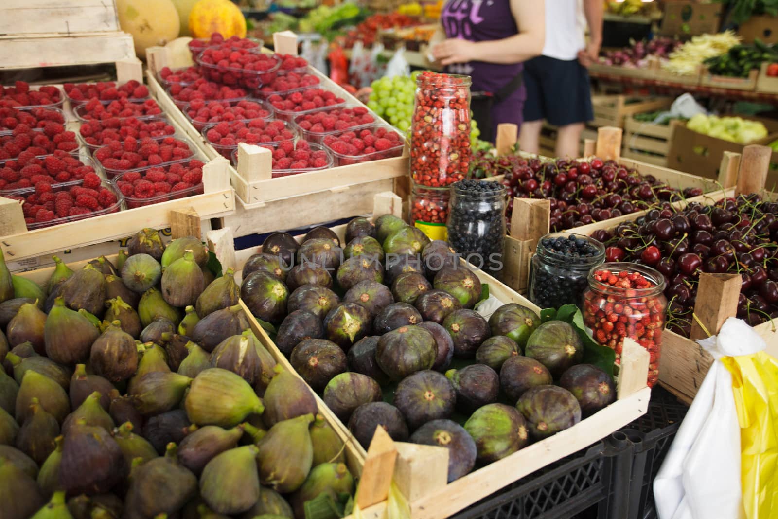 Figs and other fruits on the market