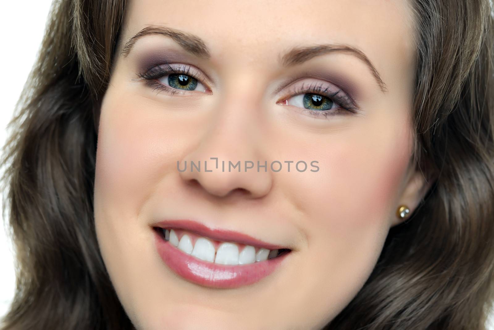 Face of a brunette smiling woman