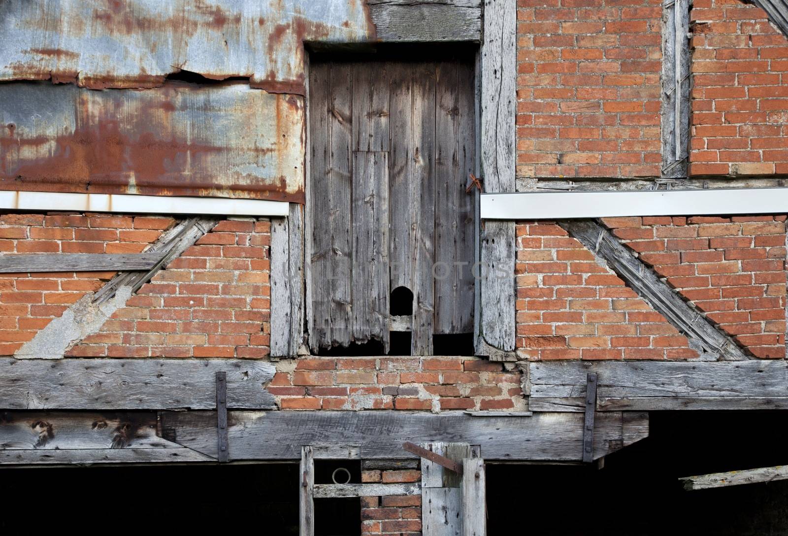 Dilapidated Warwickshire barn facade, England.