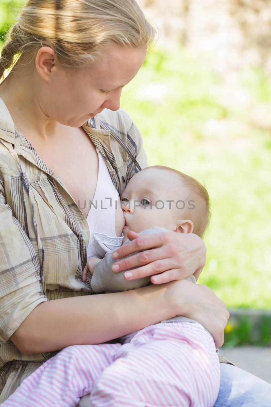 Mother breastfeeds by oksix