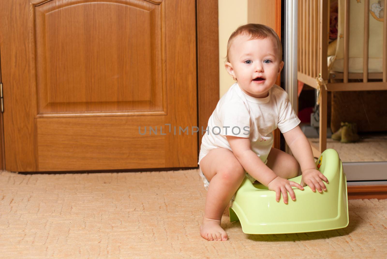 Baby play with the pot, process of habituation
