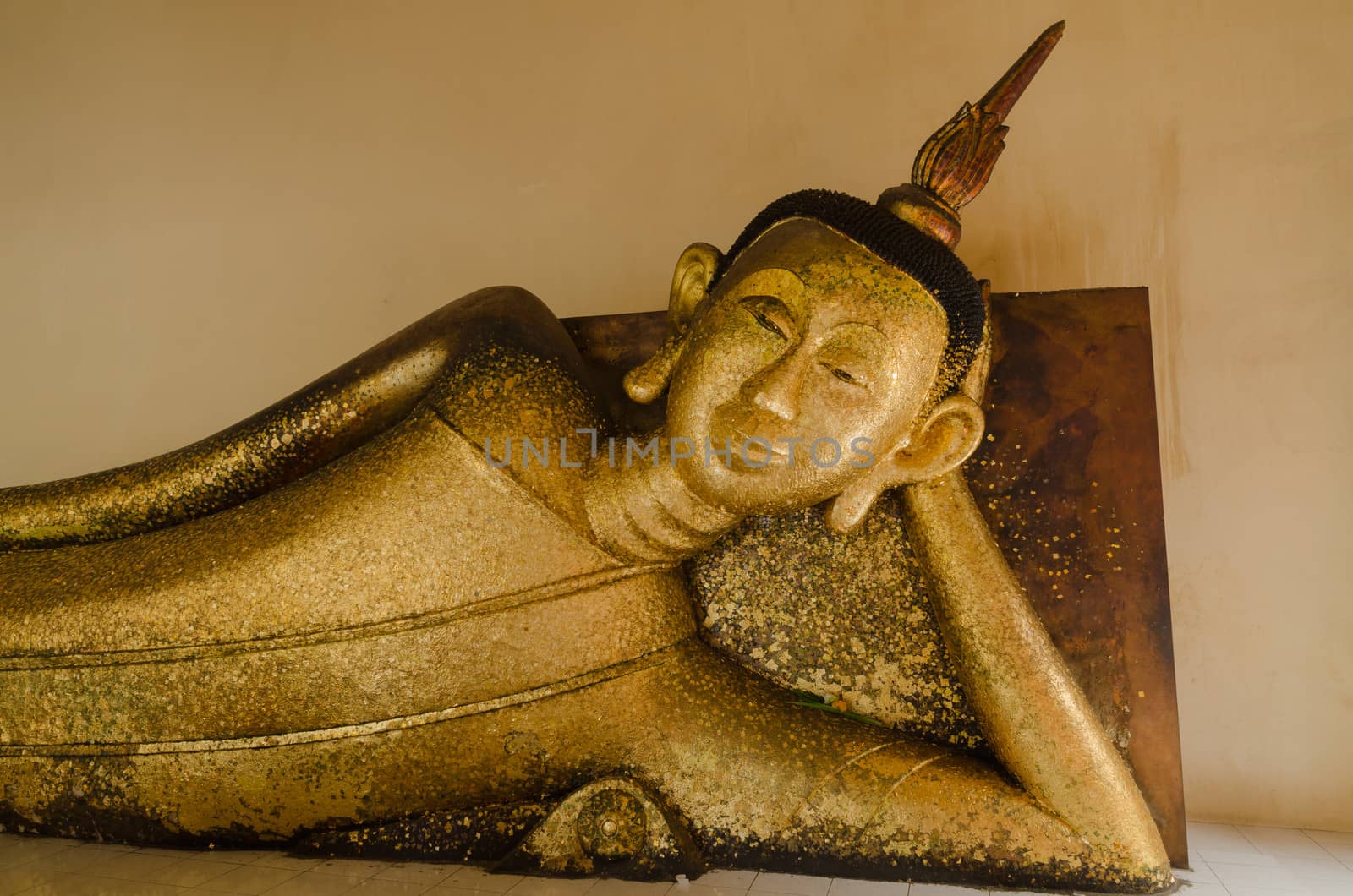 Gild buddha statues sleep on one's side 
is exquisite delicacy