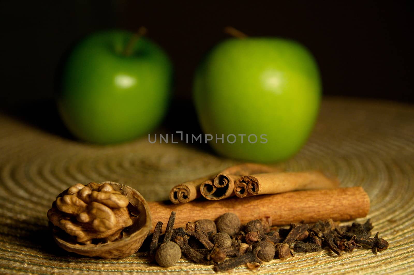 Green apple, cinnamon and walnut by anderm
