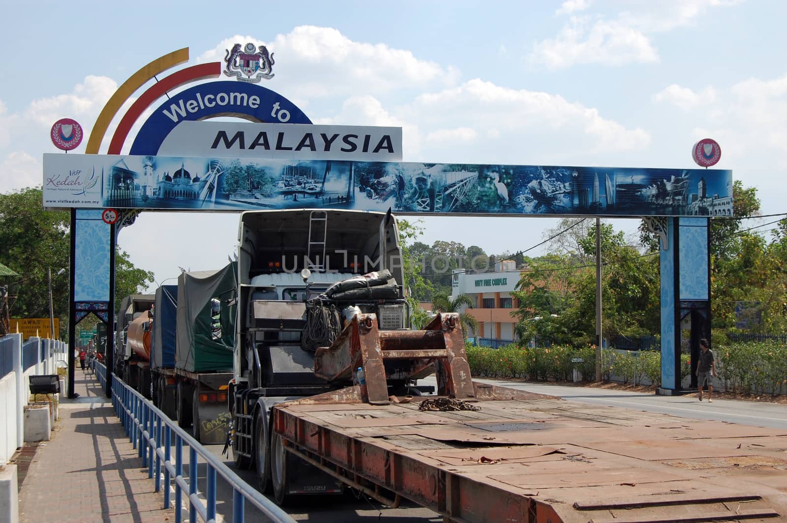 Trucks at border to Malaysia by danemo