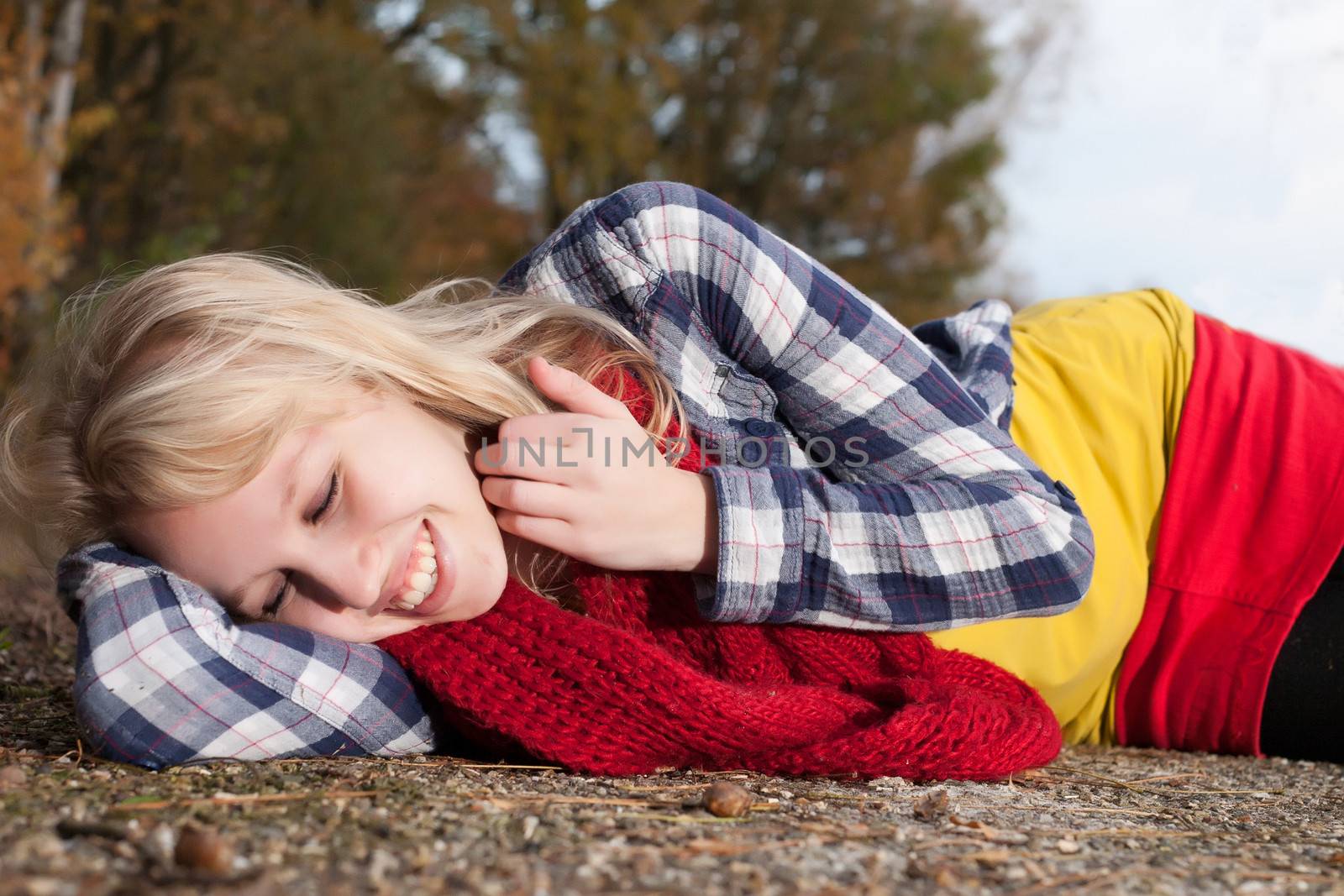 Blong teenage fashion girl in the autumn