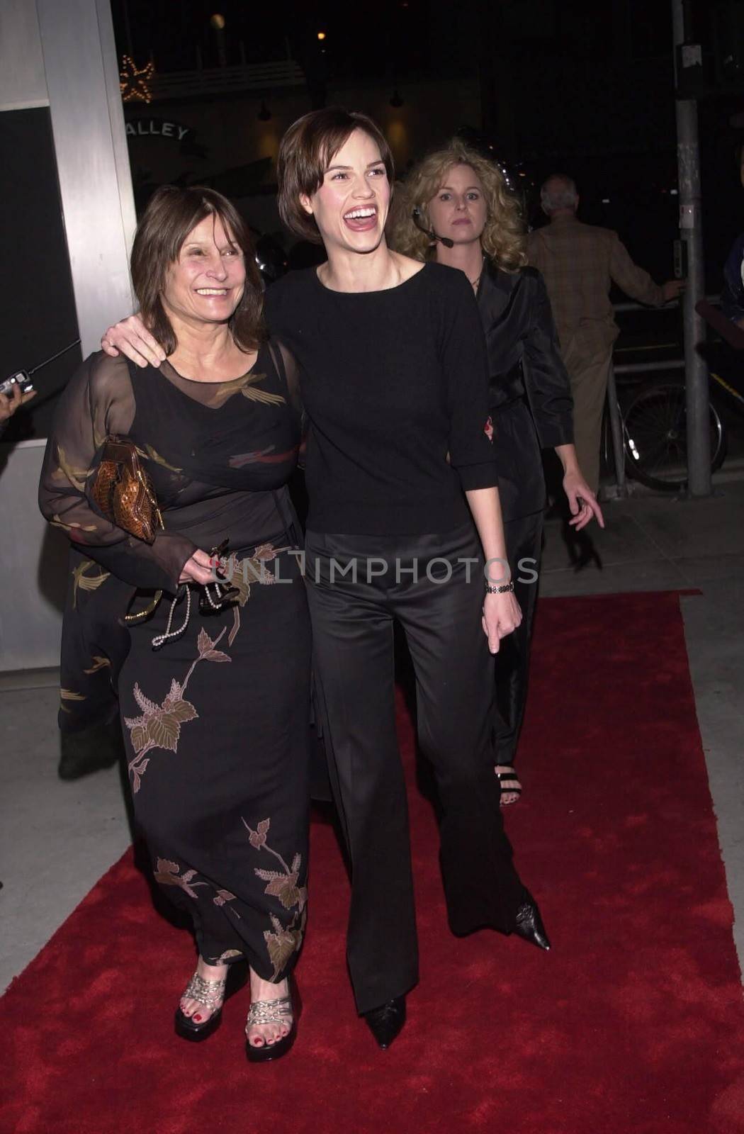 Hilary Swank and friend Holly at the "Starry Starry Night" fundraiser to benefit the Edgemar Center for the Arts. Santa Monica, 04-15-00