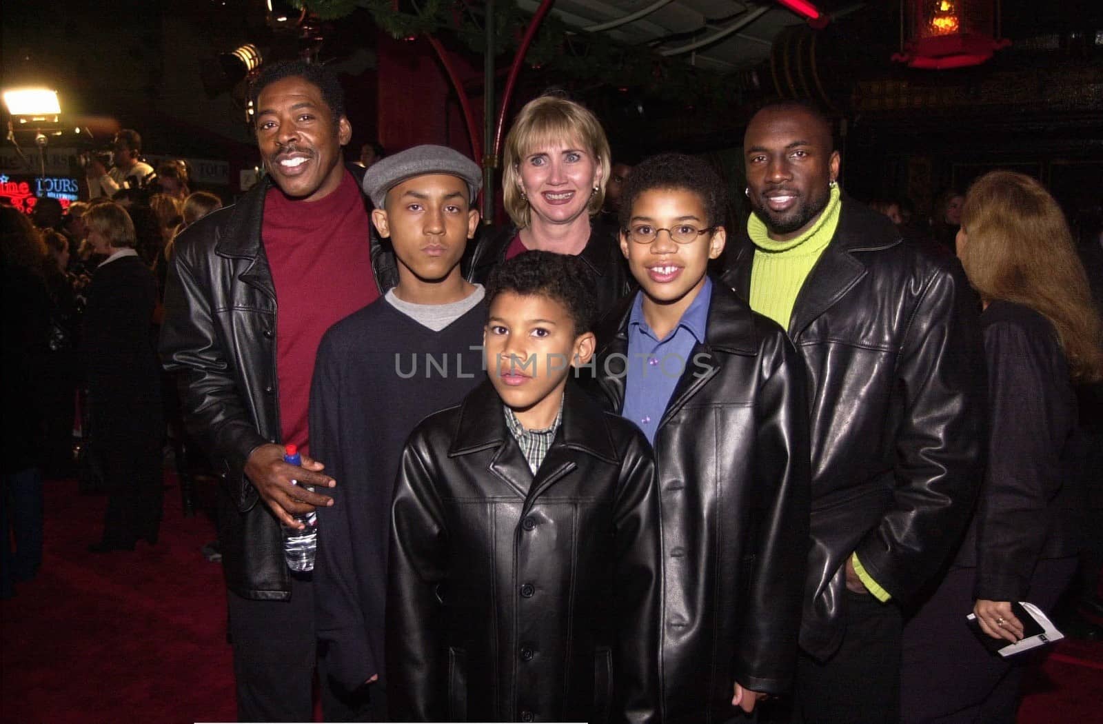 Ernie Hudson and family at the premiere of Warner Brother's "Miss Congeniality" in Hollywood, 12-14-00