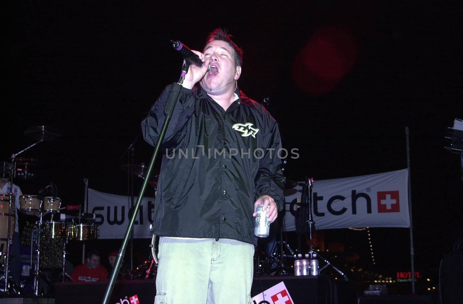 Steve Harwell of Smashmouth at the Swatch Wave Tour surf competition and rock concert at the Queen Mary in Long Beach, 02-02-00