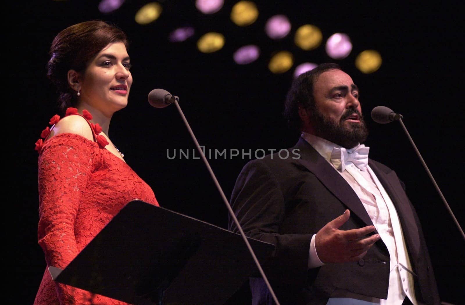 Luciano Pavarotti and Annalisa Raspagliosi at the Forum performing in Concert, 02-11-00