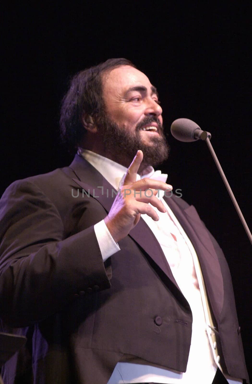 Luciano Pavarotti at the Forum performing in Concert, 02-11-00
