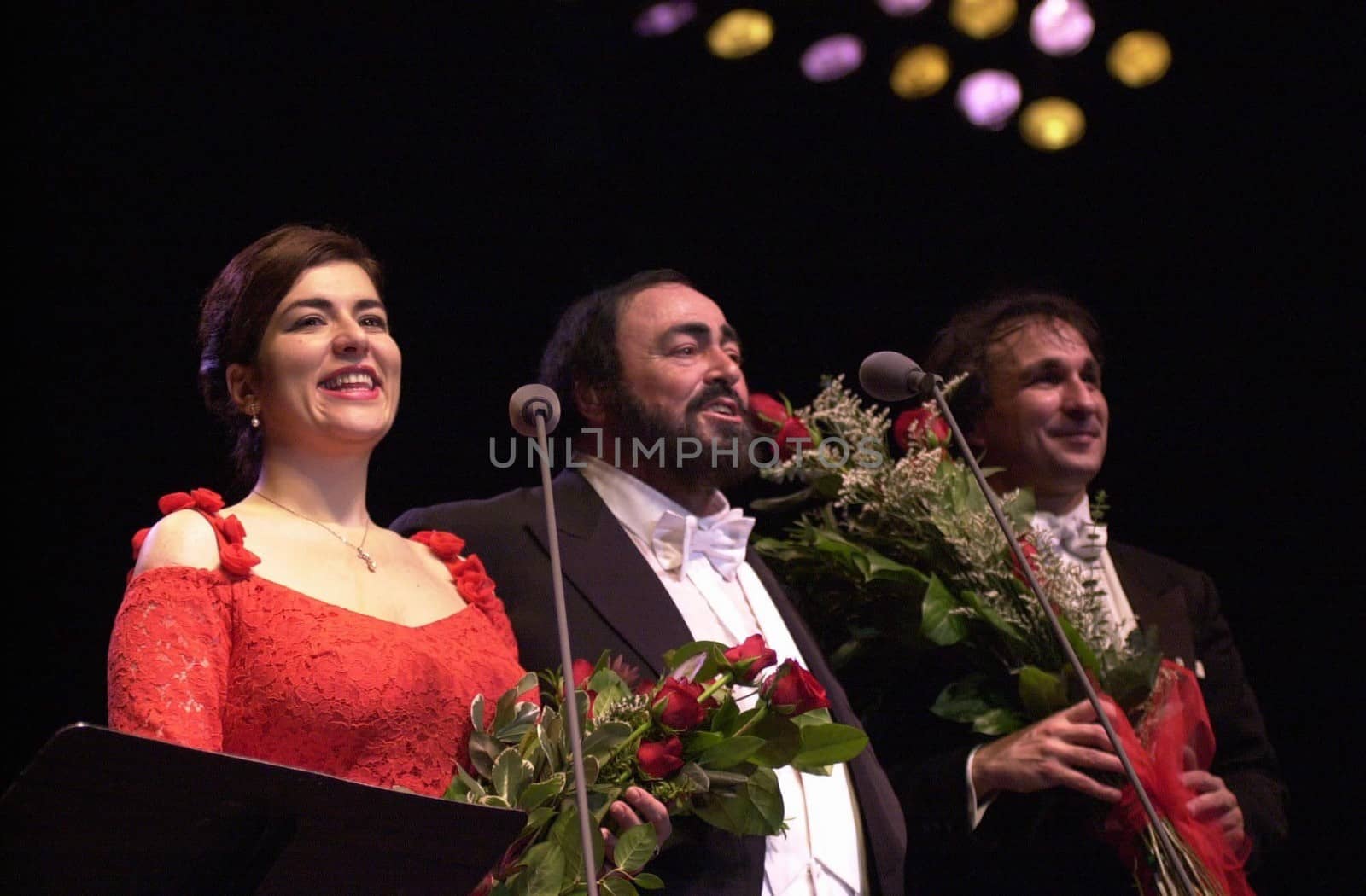 Luciano Pavarotti and Annalisa Raspagliosi at the Forum performing in Concert, 02-11-00