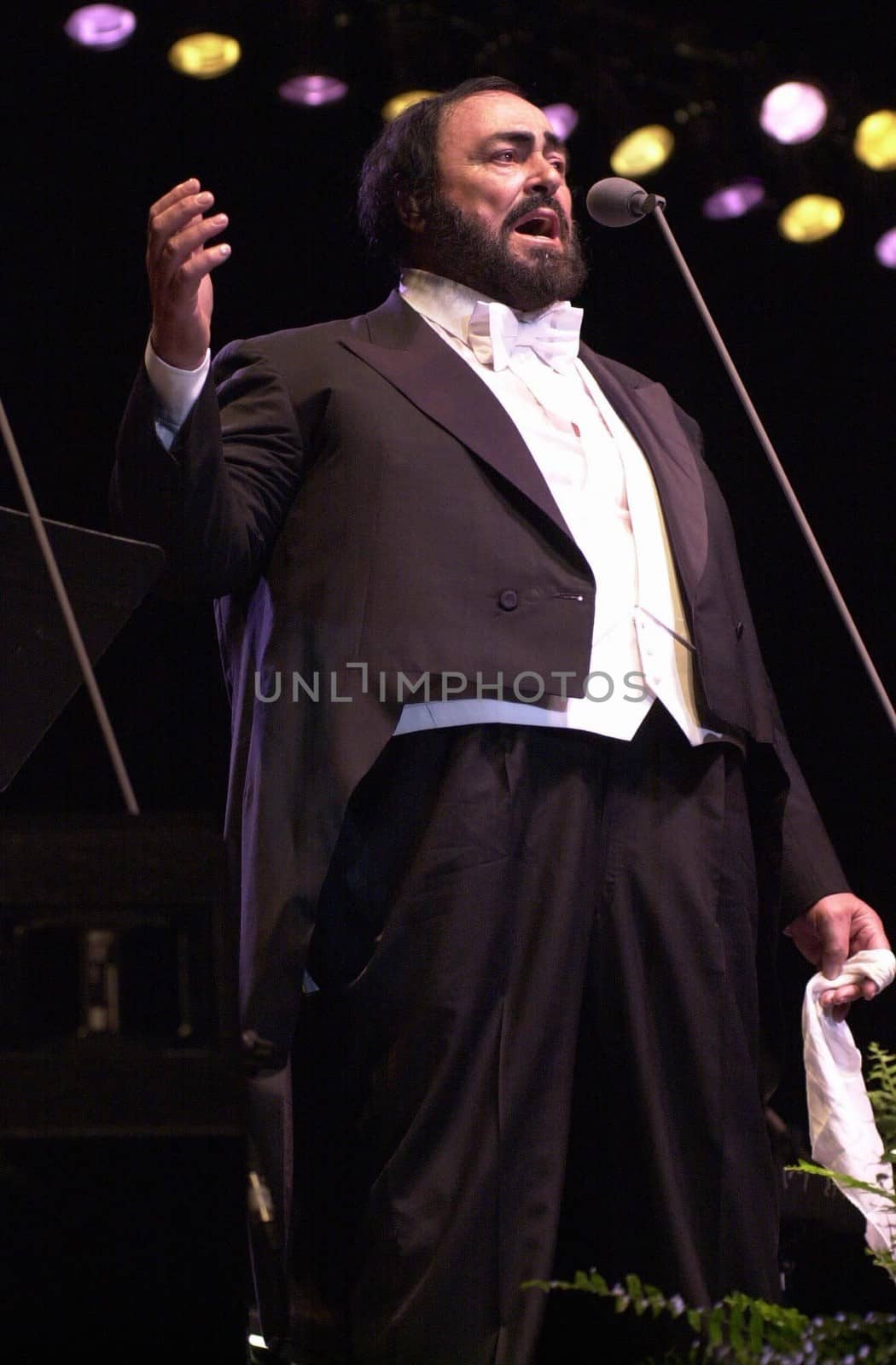 Luciano Pavarotti at the Forum performing in Concert, 02-11-00