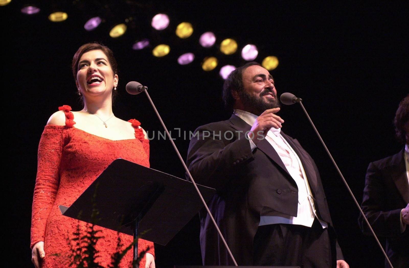 Luciano Pavarotti and Annalisa Raspagliosi at the Forum performing in Concert, 02-11-00