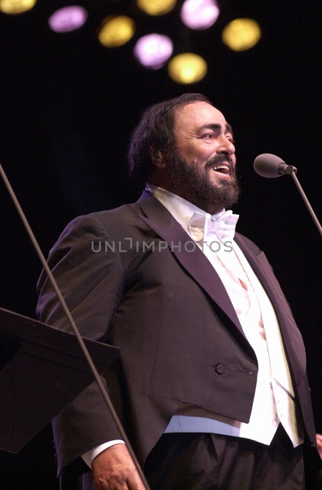 Luciano Pavarotti at the Forum performing in Concert, 02-11-00